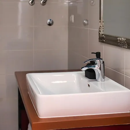 Smuketa In Haus Fuer 4-5 Personen Casa vacanze Traù